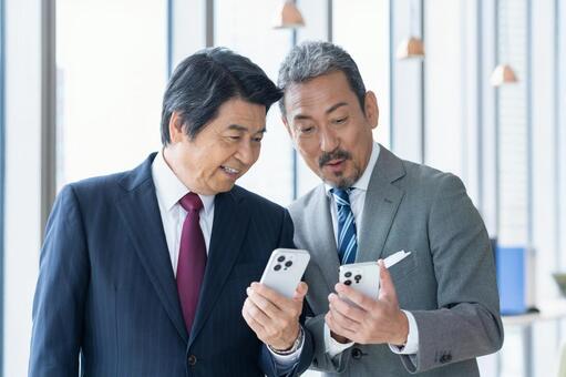 スマホを見るビジネスマン スマートフォン,ビジネスマン,ビジネスの写真素材