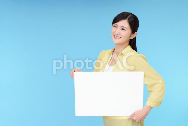 ホワイトボードを持つ笑顔の女性 女性,女,ホワイトボードの写真素材
