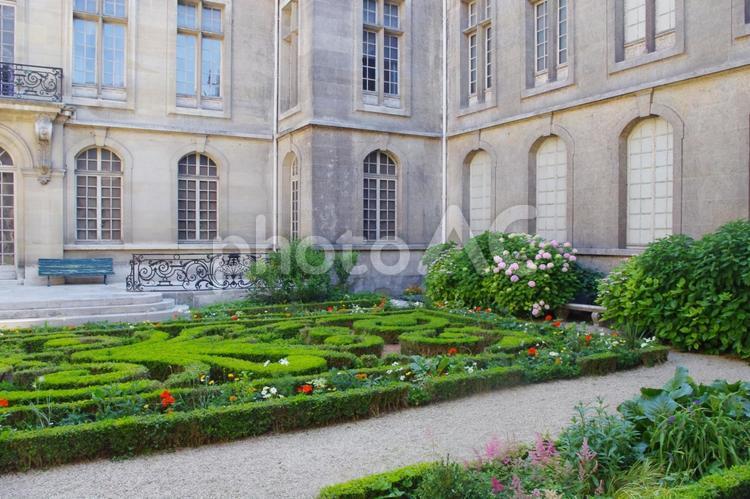 パリの歴史を感じるカルナヴァレ博物館庭園 カルナヴァレ博物館,フランス,パリの写真素材