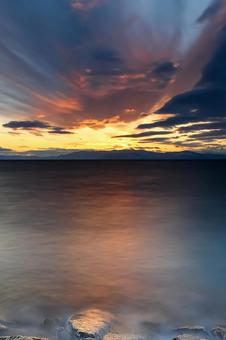 琵琶湖に沈む感動的な夕日 琵琶湖に沈む感動的な夕日 風景,夕日,空の写真素材