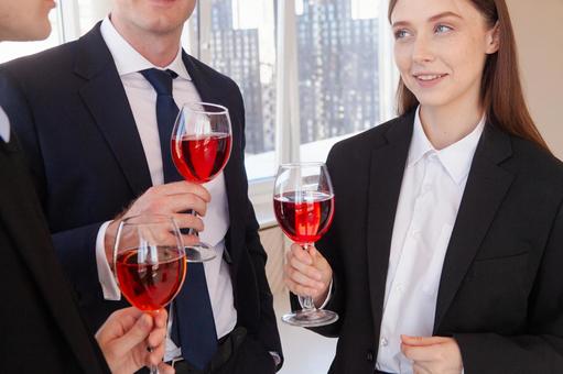 ワイングラスを持つ女性達の手元 女性,外国人,ビジネスの写真素材