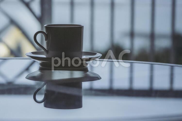 テーブルに置かれたコーヒーカップ コーヒー,ホットコーヒー,テーブルの写真素材