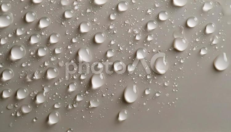 白い背景に無色透明の水滴 水,水滴,化粧品の写真素材