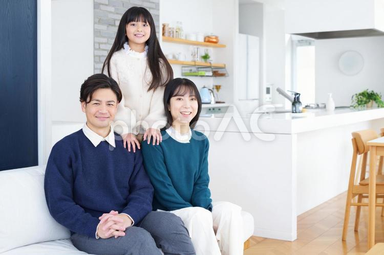 座っている男性と女性の後ろに立つ女の子 家族,女の子,女性の写真素材