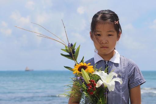 花を持つ少女4 花を持つ少女4 女の子,海,花の写真素材