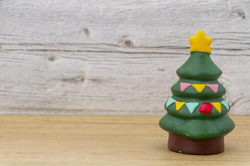 ミニチュアのクリスマスツリーと木目背景 クリスマスツリー,クリスマス,ミニチュアの写真素材