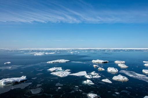 沖に流れていくまばらな流氷群 沖に流れていくまばらな流氷群 流氷,氷,知床の写真素材