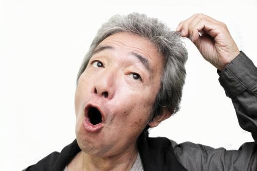 髪の毛を気にするシニア男性 シニア,シニア男性,シニアサラリーマンの写真素材