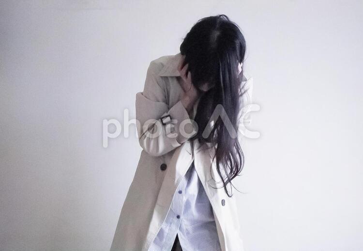 頭を抱える女性(横長) 女性,ストレス,辛いの写真素材