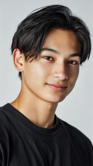 黒いTシャツを着た爽やかな笑顔の若い男性の写真