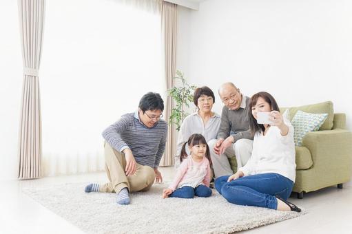 家族全員で写真を撮るファミリー 家族全員で写真を撮るファミリー 二世帯住宅,一軒家,家族の写真素材