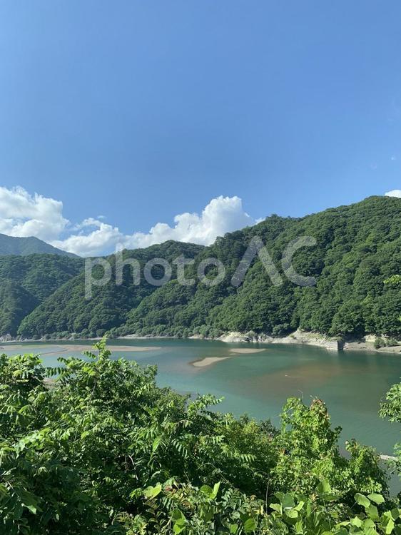 夏空と山々に囲まれたダム湖の風景 湖,ダム湖,夏の写真素材