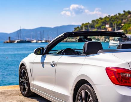 海が見える埠頭に止められたオープンカー 海が見える埠頭に止められたオープンカーの写真