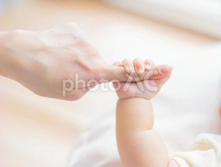 赤ちゃんとママ(指をギュッ) ベビー,baby,ママの写真素材