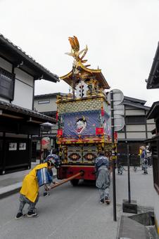 神馬台を異動させる人 神馬台を異動させる人 飛騨高山,高山祭,八幡祭の写真素材