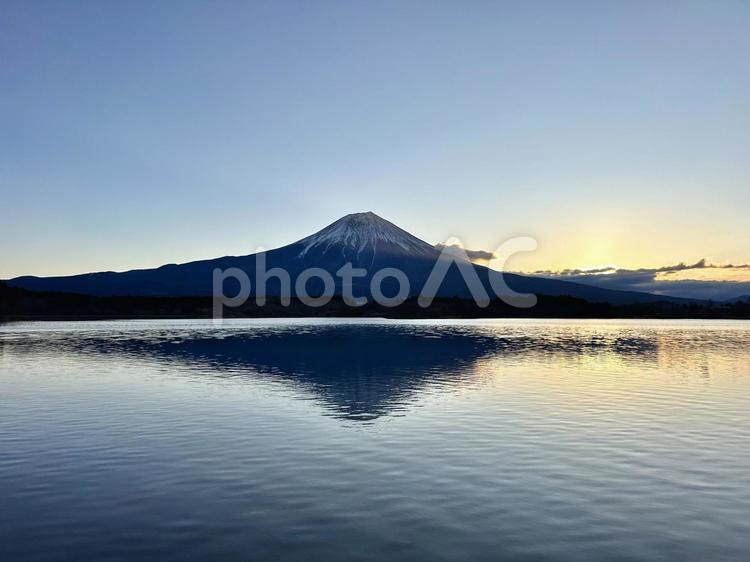 富士山と消えていく逆さ富士 富士山,逆さ富士,自然の写真素材