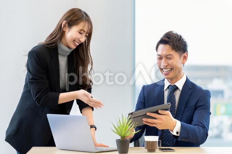 ミーティングをする男女2人のビジネスマン 男性,女性,ビジネスの写真素材