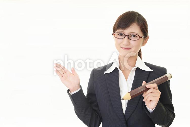 案内する笑顔の女性教師 女性,女,教師の写真素材