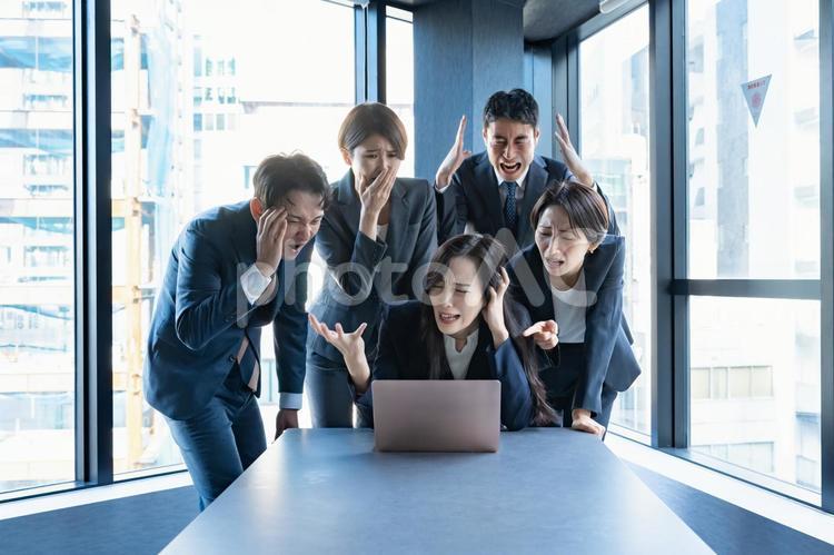 頭を抱えるビジネスマン ビジネスマン,プロジェクト,ミドルの写真素材