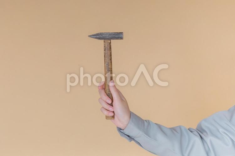 ハンマーを持つ片手 ハンマー,工具,持つの写真素材