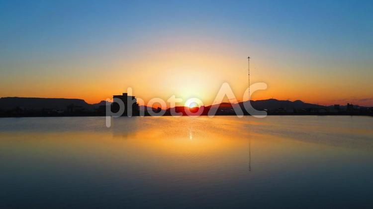 ４月下旬の池の朝焼け 背景,朝焼け,日の出の写真素材