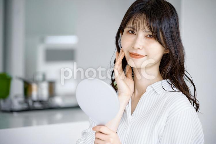 鏡を持つ女性　美容　スキンケア スキンケア,女性,鏡の写真素材