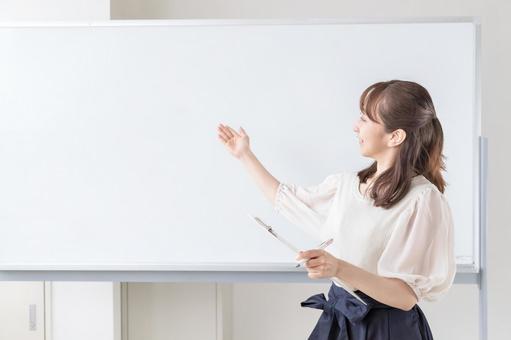 セミナーで解説をする女性とホワイトボード セミナーで解説をする女性とホワイトボード 女性,会議,解説の写真素材