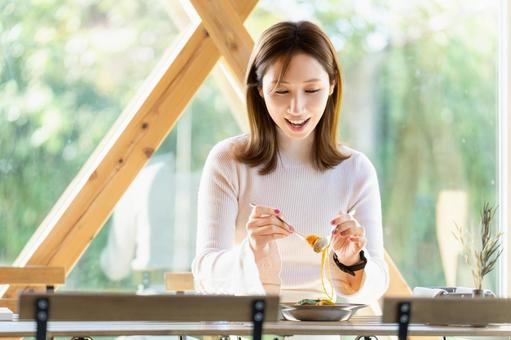 カフェでパスタを食べる女性 女性,カフェ,ランチの写真素材