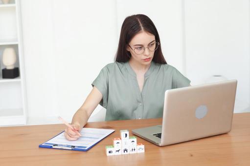 申込書の内容を確認する女性 保険業,事務職,接客業の写真素材