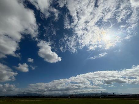 太陽、青空、くもり空 太陽、青空、くもり空 太陽,青空,くもり空の写真素材