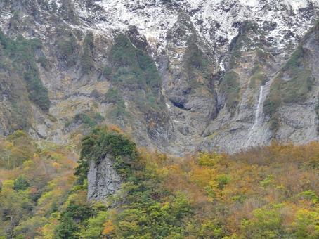 幽ノ沢からのぞむ雪化粧の谷川岳と紅葉 幽ノ沢からのぞむ雪化粧の谷川岳と紅葉の写真