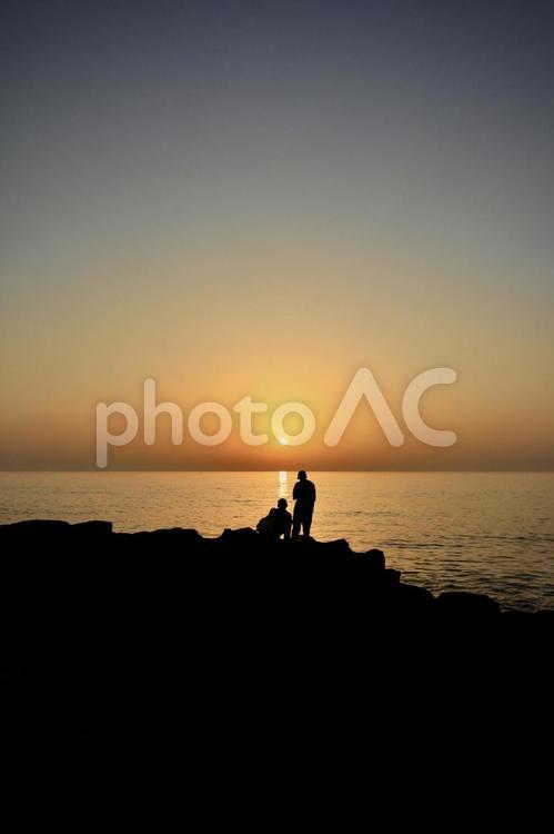 日没を眺める2人の男性 夕日,夕焼け,日没の写真素材