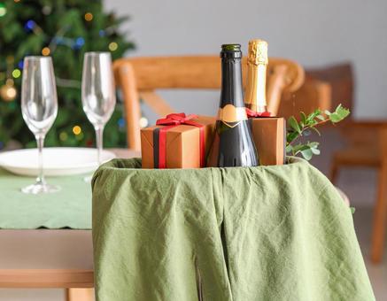 シャンパンボトルとグラスの写真