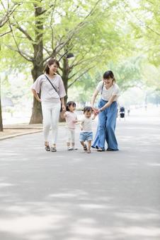 ママ友 母親 育児 ママ友 母親 育児 ママ友,公園,女性の写真素材