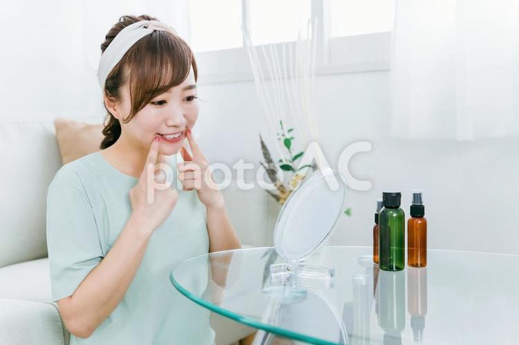 口角を上げる練習をする日本人女性 口角,口,表情筋の写真素材