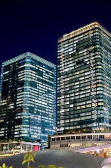 うめきたグリーンプレイスから見る夜の絶景 うめきたグリーンプレイスから見る夜の絶景 ビル,建物,夜景の写真素材