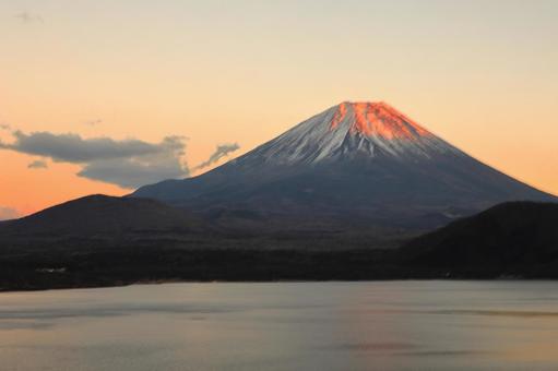 紅く染まる紅富士 紅く染まる紅富士の写真