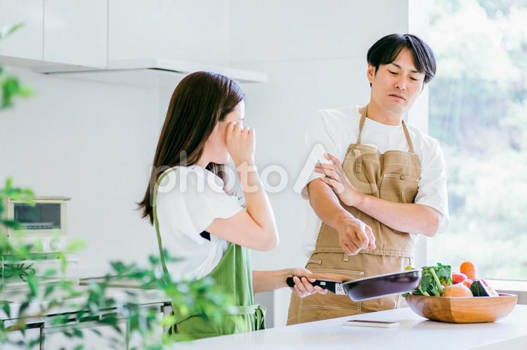料理に口を出す男性 モラハラ,料理,夫婦喧嘩の写真素材