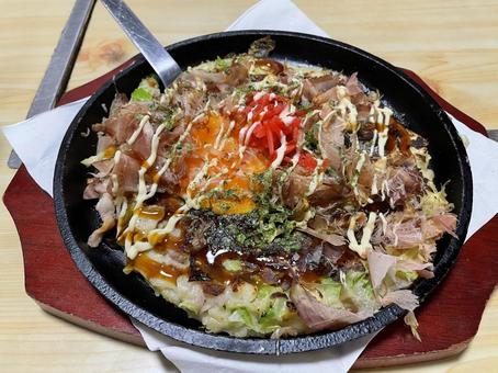 あつあつお好み焼き あつあつお好み焼き お好み焼き,豚玉,ソースの写真素材