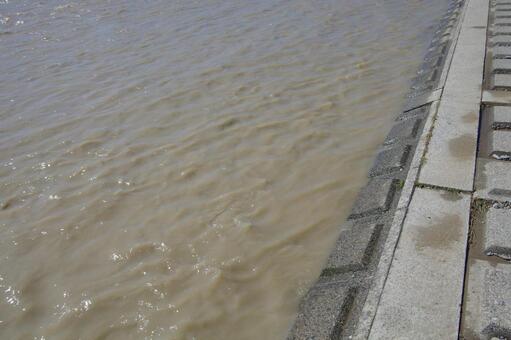 増水して濁った川と堤防 増水して濁った川と堤防の写真