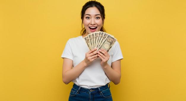 大金を手にして喜ぶ女性 大金を手にして喜ぶ女性の写真