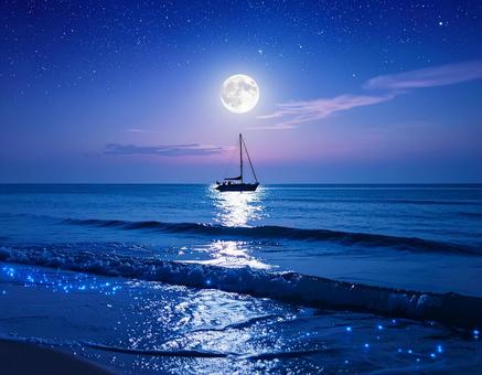 満月の夜の静かな海と船、幻想的な光 夏 満月の夜の静かな海と船、幻想的な光 夏の写真