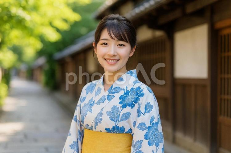 浴衣女性の和風街並み笑顔 浴衣,女性,笑顔の写真素材