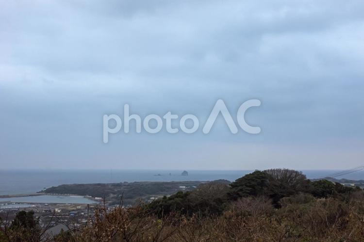 ★＜五島の風景＞曇りの鬼岳の麓の海の眺め 風景,空,海の写真素材