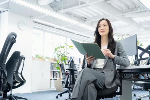 オフィスで仕事をする若いビジネスウーマン オフィスで仕事をする若いビジネスウーマン ビジネス,女性,オフィスの写真素材