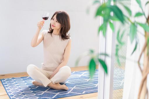 家でワインを楽しむ女性 家でワインを楽しむ女性 リラックス,風味,くつろぐの写真素材