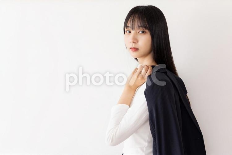 スーツを羽織るビジネスウーマン 女性,ビジネスウーマン,羽織るの写真素材