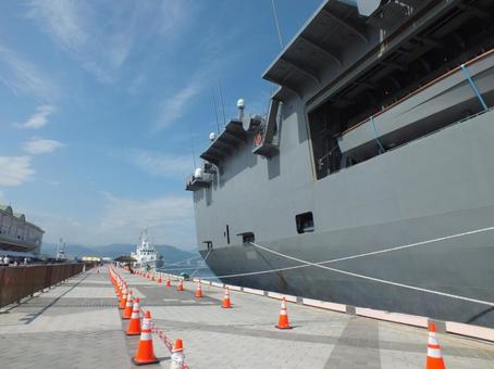護衛艦ひゅうがと海上保安庁巡視船おきつ 護衛艦ひゅうがと海上保安庁巡視船おきつの写真