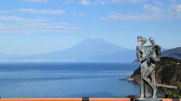 恋人岬のアモーレ像と晩秋の富士山 恋人岬,アモーレ像,展望デッキの写真素材