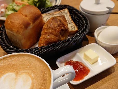 朝食の風景 パンとコーヒー 朝食の風景 パンとコーヒーの写真